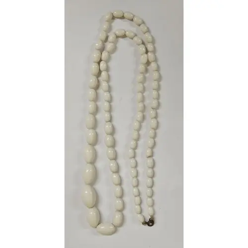 Vintage Uranium Milk Glass Beaded Necklace with 36.5cm drop,...