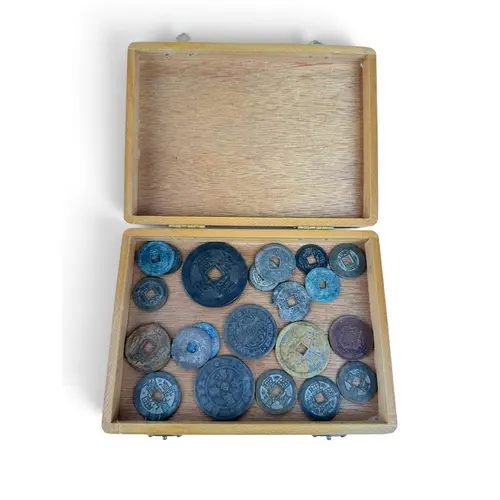 A COLLECTION OF CHINESE COINS Largest 4.5cm