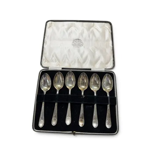 A SET OF SILVER TEASPOONS Total weight: 103gms In fitted blu...