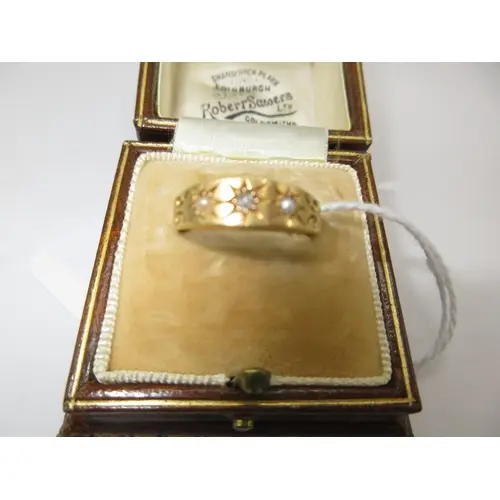 18ct Gold Diamond and 2 Pearl Ring, Size M, 2.19g