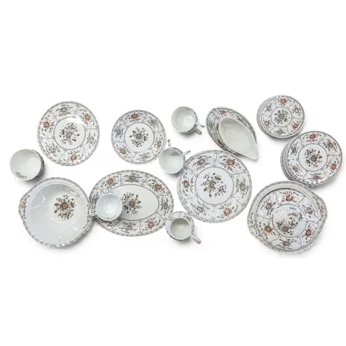 A large quantity of Johnson Brothers Indies pattern Dinnerwa...