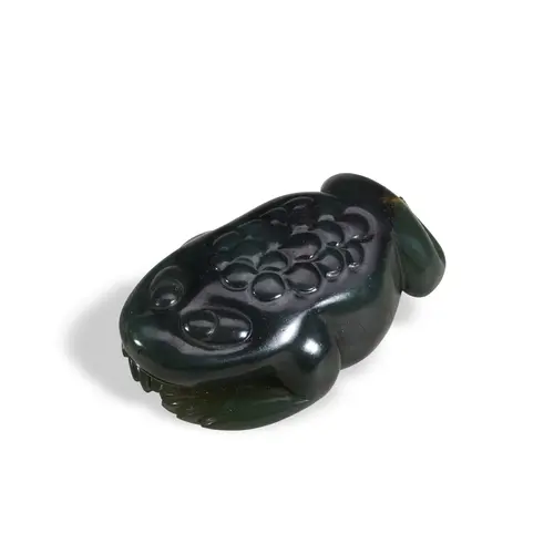 A GREEN HARDSTONE THREE-LEGGED TOAD 20TH CENTURY 墨玉蟾 二十世纪 6...