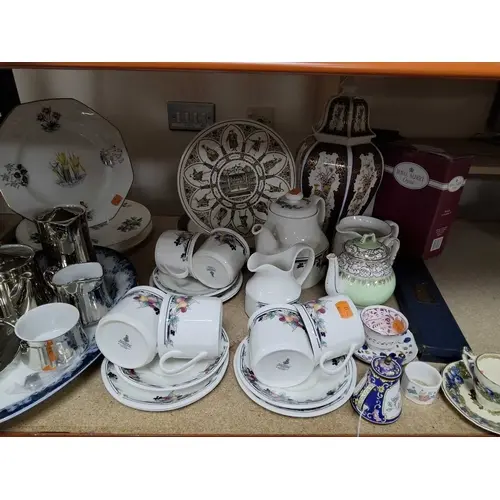 A GROUP OF CERAMICS AND GLASS, to include a Royal Worcester ...