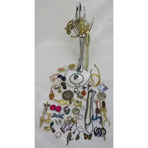 Costume Jewellery mostly vintage incl. 80s gold tone brooch,...