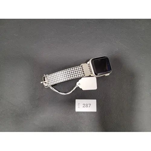 APPLE WATCH SE 40MM model A2351; S/N HT6R7GT7F4; Apple Acco...