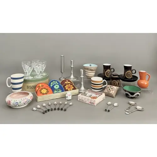 A small collection of 1960s-70s vintage and retro items - in...