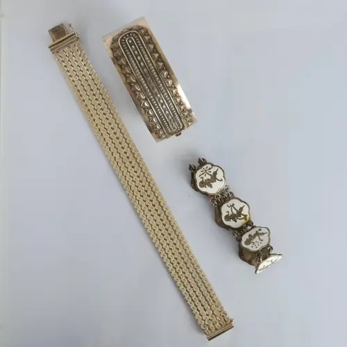 A selection of jewellery, including a 19th century style ban...