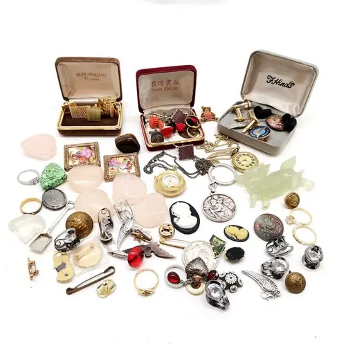 Qty of oddments inc jewellery, badges, buttons, pendant watc...