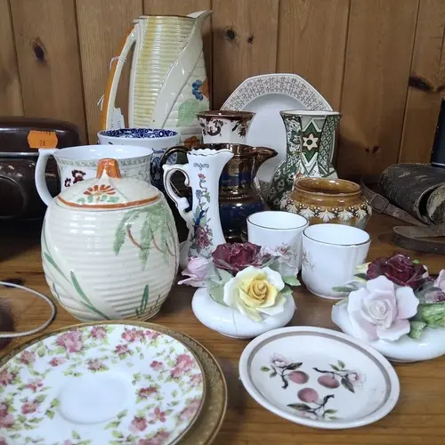 A GROUP OF ASSORTED CERAMICS to include two Royal Doulton fl...