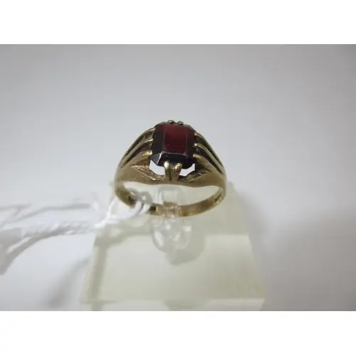9ct Gold Red Stone Ring, 4.42g, Size S/T