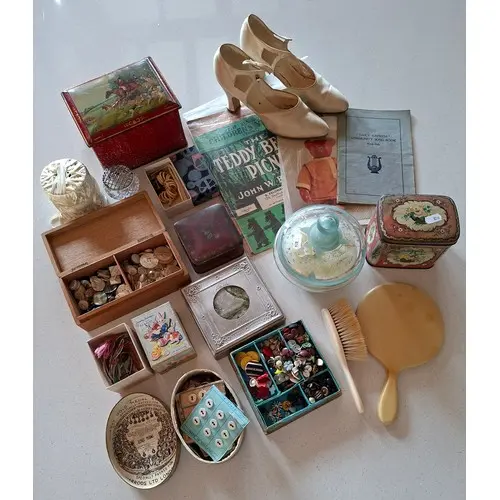 Small vintage collectables to include decorative tins, butto...