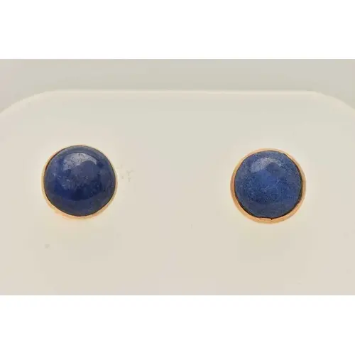 A PAIR OF YELLOW METAL LAPIS LAZULI STUD EARRINGS, each earr...