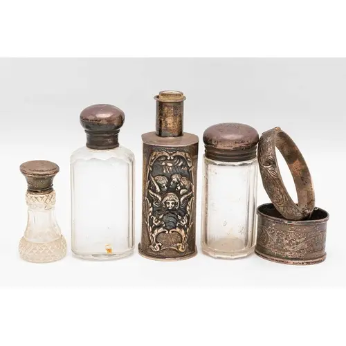 SMALL ASSORTMENT OF SILVER, to include an AF hinged bangle, ...