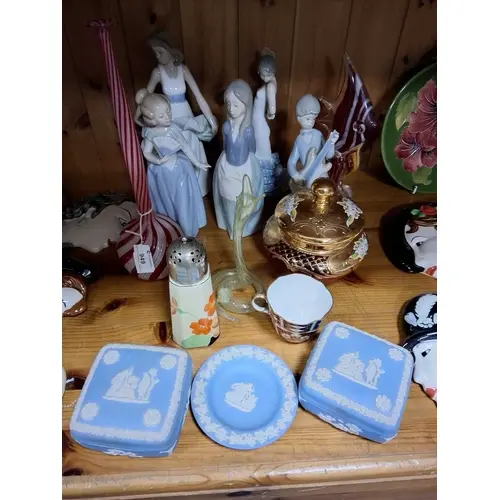 A GROUP OF VINTAGE DECORATIVE GLASSWARE AND CERAMICS to incl...