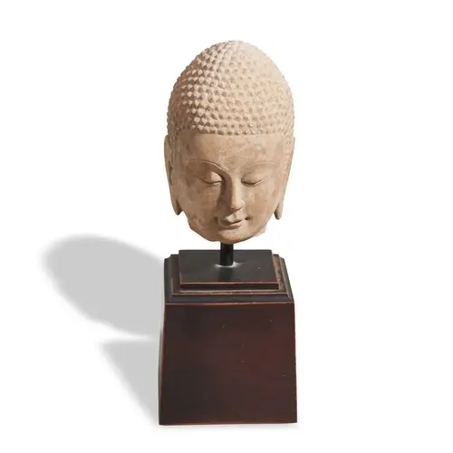 A CARVED STONE HEAD OF BUDDHA 19TH / 20TH CENTURY 大理石佛头 十九...