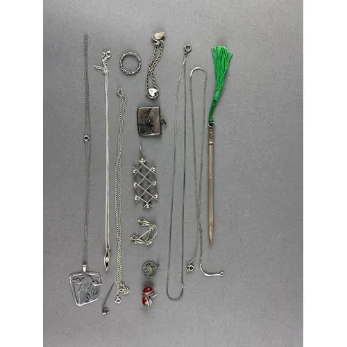 Jewellery: Silver items to include five necklets, pendants i...