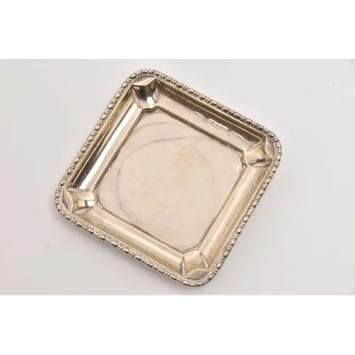 AN EARLY 20TH CENTURY SMALL SILVER DISH, of a square form wi...