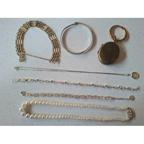 A small quantity of costume jewellery comprising a white met...