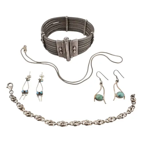 Collection of silver jewellery. The jewellery to include a h...