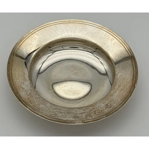 A SILVER ARMADA DISH BY WAKELY AND WHEELER Weight: 233gms 15...
