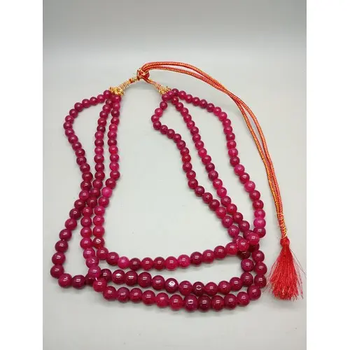 A dyed pink quartz necklace, 178g