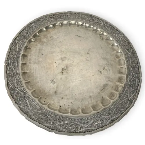 A LARGE MALAY SILVER PLATTER, CIRCA 1920 686gms...