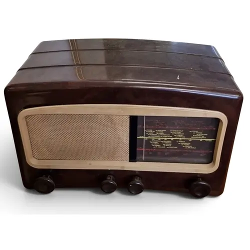 A good Vintage Radio. W 40 x H 25 x D 20 cm approx.