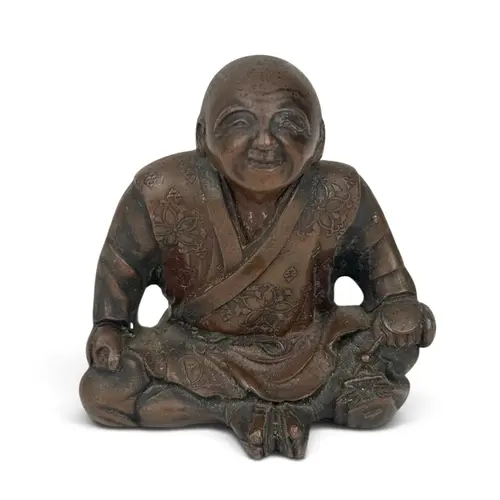 A JAPANESE BRONZE SEATED FIGURE 5.5cm H