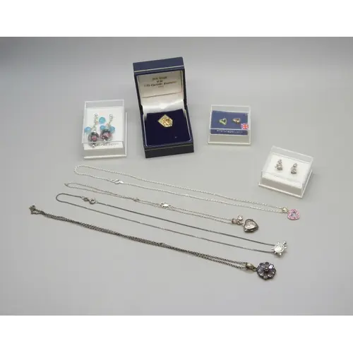 A collection of silver and white metal jewellery, 15g