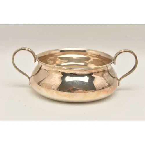 A GEORGE V SILVER TWIN HANDLED SUGAR BOWL, polished form fit...