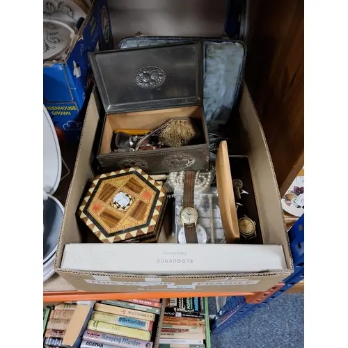 ONE BOX CONTAINING VINTAGE HOUSEHOLD ITEMS to include a top ...