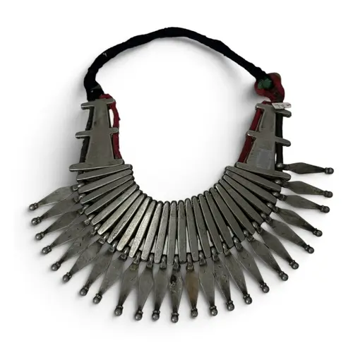 AN EARLY 20TH C NEPALESE OR INDIAN SILVER ALLOY NECKLACE ...