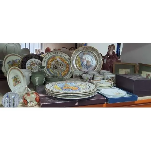A COLLECTION OF MOSTLY ROYAL MEMORABILLIA, including ceramic...