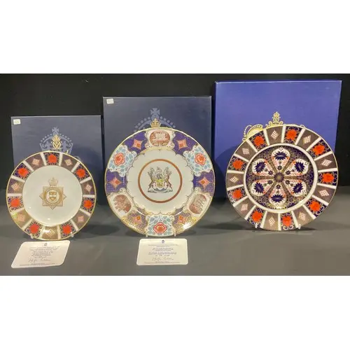 A Royal Crown Derby 1128 pattern dinner plate, 27cm diameter...