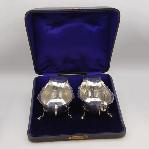 A CASED PAIR OF IRISH SILVER SAUCE BOATS WITH SCALLOPED EDGE...