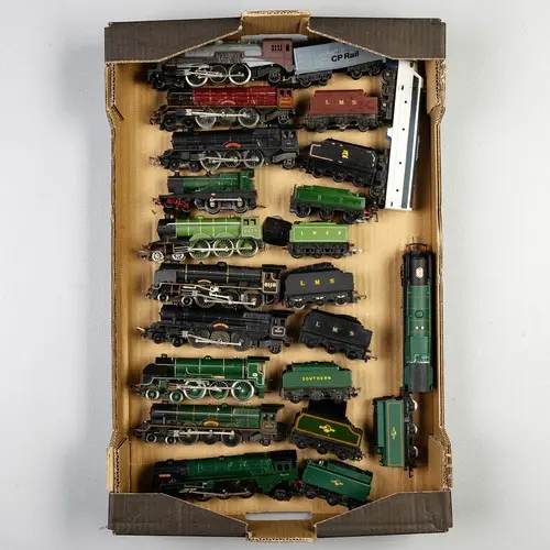 Fruit tray containing 00 gauge loco's and tenders to include...