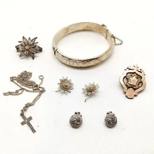Quantity of silver jewellery incl. Chester hallmarked bangle...