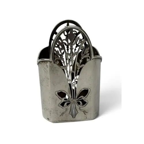 A MAPPIN AND WEBB STERLING SILVER HOLDER Weight: 59gms...