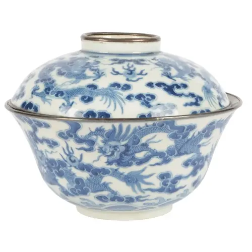 A Chinese bleu de Huê porcelain 'dragon' bowl and cover, mad...