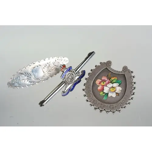 A collection of three vintage sterling silver brooches to in...