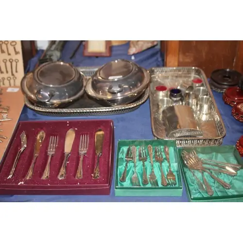Silver plated and other metal ware to include napkin rings, ...