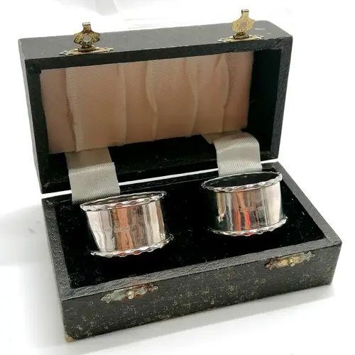 Silver pair of cased napkin rings by E Edmonds - silver weig...