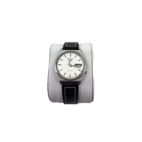 A SEIKO 5 AUTOMATIC DAY/DATE WATCH, black leather strap, bat...