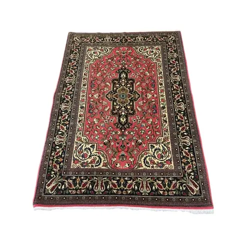 A Persian rug, 166 x 111cm