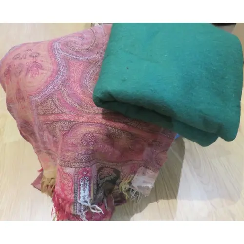 Paisley print bed cover, together with a quantity of baize l...