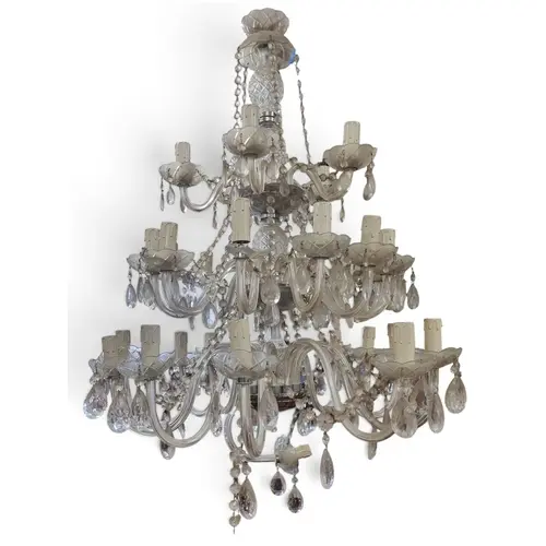 A good twelve branch three tier Chandelier. L 100 x D 75 cm...