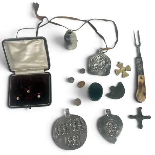 A MIXED LOT OF ANTIQUITIES TO INCLUDE INDIAN SILVER MOTIFS, ...