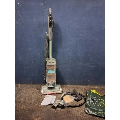 A SHARK DUO CLEAN VACUUM CLEANER with powered lift-away func...