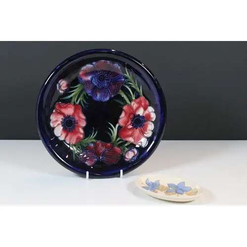 Moorcroft pottery 'Anemone' pattern plate, designed by Willi...
