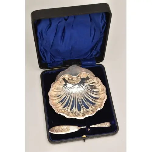 A CASED EARLY 20TH CENTURY SILVER BUTTER DISH WITH KNIFE, sh...